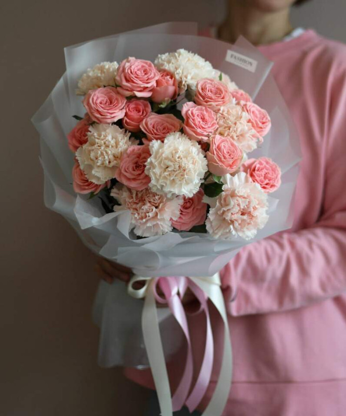 Розовые кустовые розы и диантусы в букете 