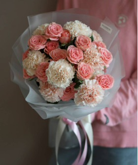 Розовые кустовые розы и диантусы в букете "Жемчужный риф" №5784
