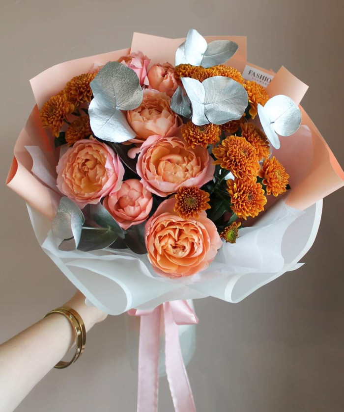 Пионовидная роза Джульета и сантини в букете 