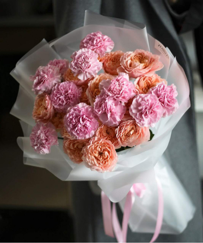 Пионовидная роза Джульетта и розовые диантусы в букете 