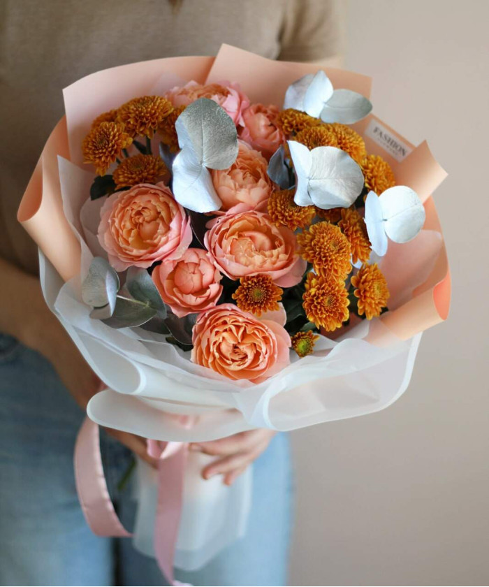 Пионовидная роза Джульета и сантини в букете 