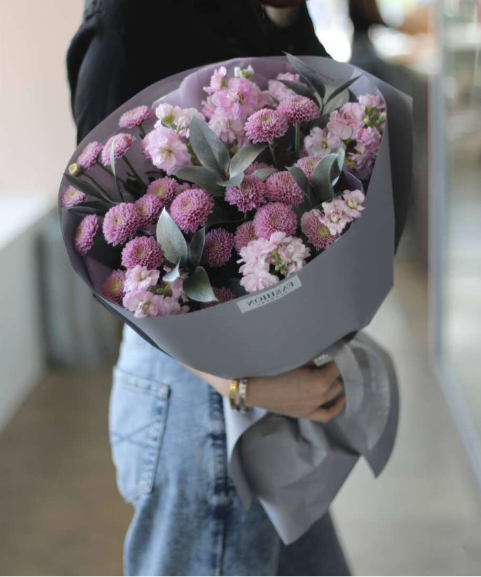 Маттиола и розовые сантини в букете 