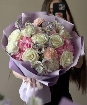 Авторский букет с белыми розами "Обаяние" №6723