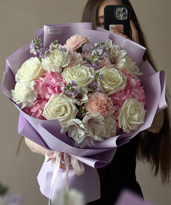 Авторский букет с белыми розами 