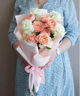 Пионовидная роза Джульетта и белая эустома №2677