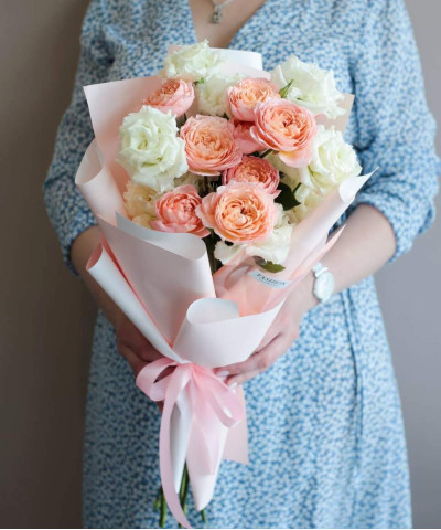 Пионовидная роза Джульетта и белая эустома №2677