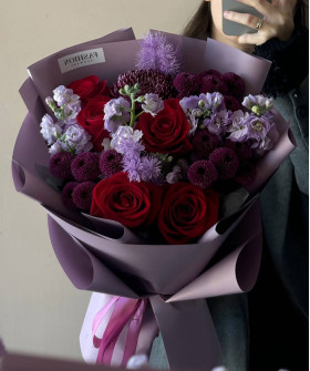 "Бархат" сборный букет с красными розами и маттиолой №2398