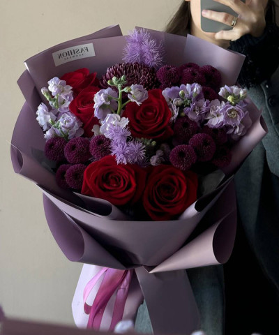 "Бархат" сборный букет с красными розами и маттиолой №2398