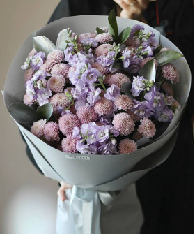 Маттиола и розовые сантини в букете "Черника" №6584