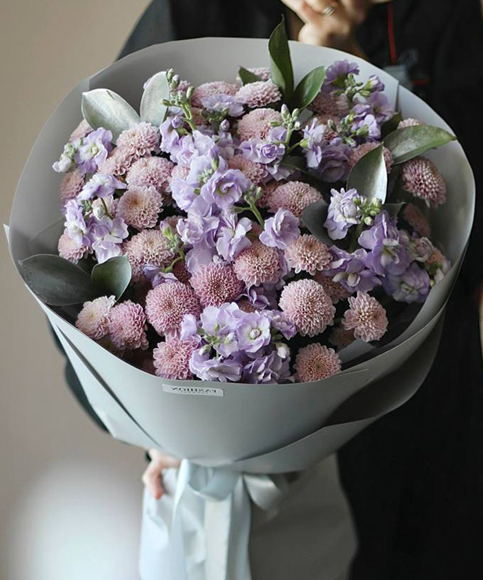 Маттиола и розовые сантини в букете 