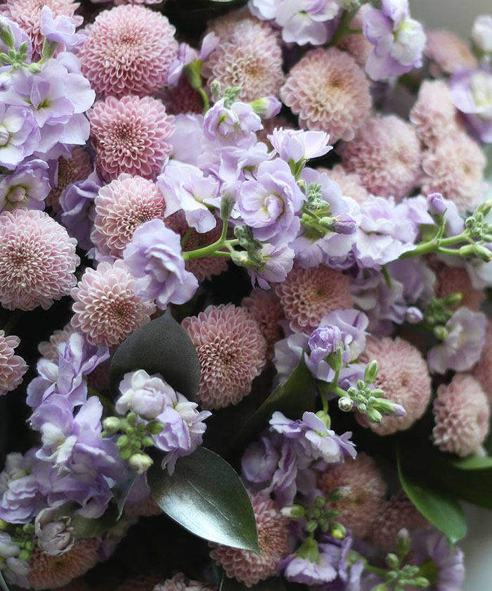 Маттиола и розовые сантини в букете 