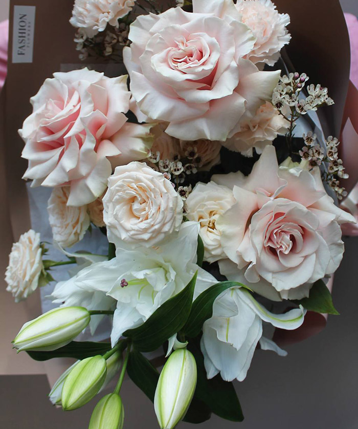 Французские розы и лилия в букете 