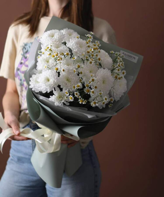 3 кустовых хризантемы Алтай и ромашки в букете 