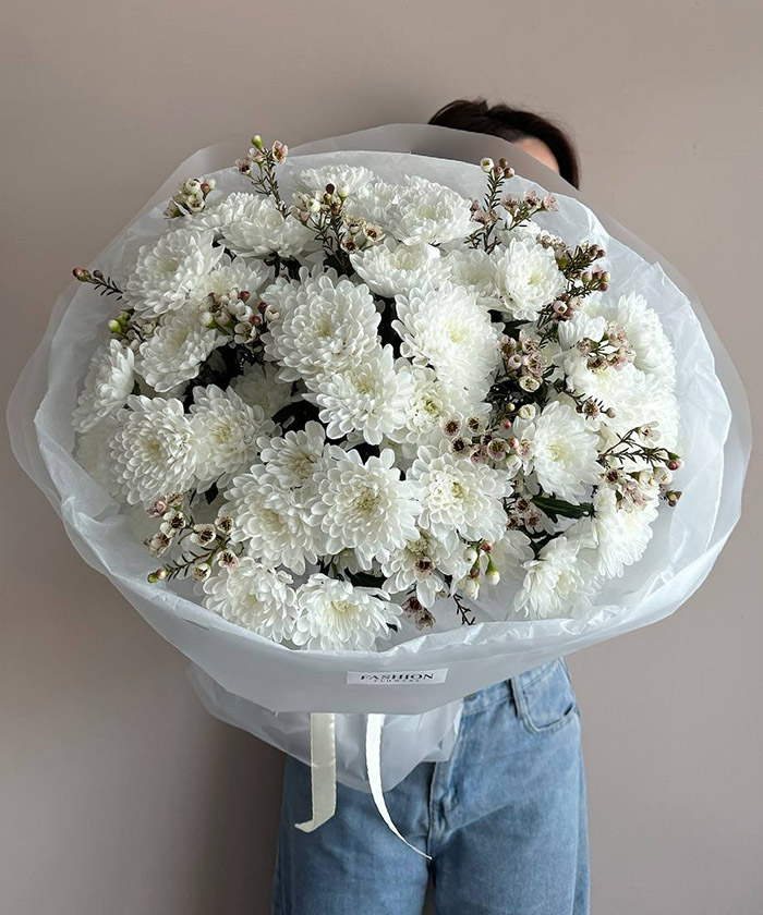 11 белых хризантем и хамелациум в букете 