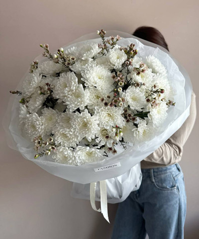 11 белых хризантем и хамелациум в букете "Амбианс" №7434