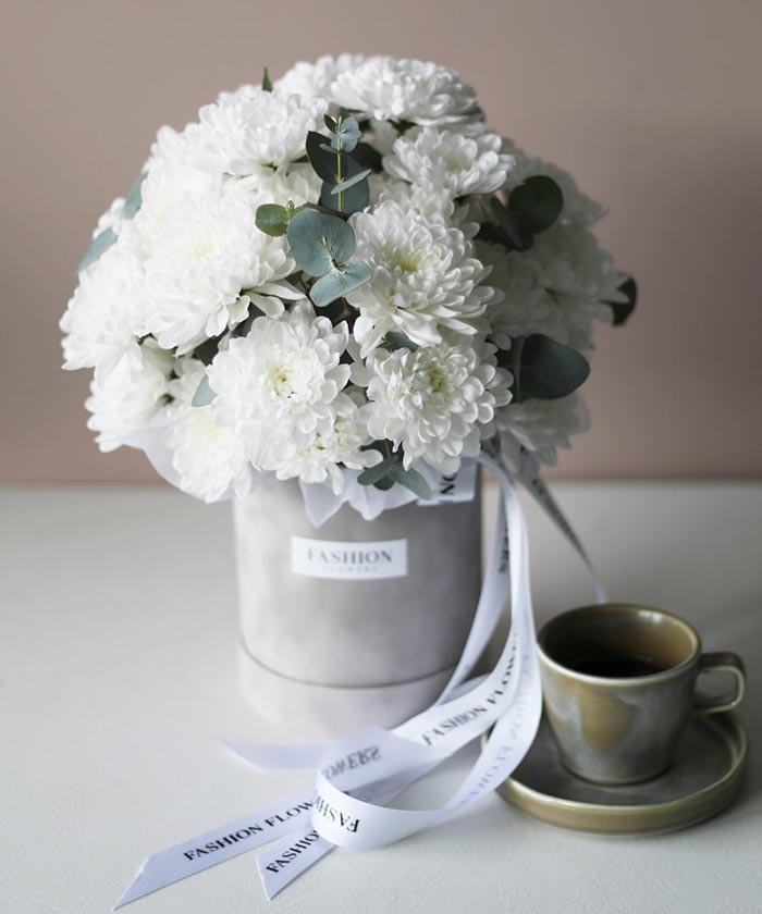 Хризантема Алтай с эвкалиптом в шляпной коробке 