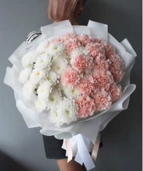 Хризантемы Алтай и кремовые диантусы в букете "Взбитые сливки" №2320