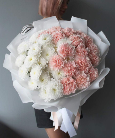 Хризантемы Алтай и кремовые диантусы в букете "Взбитые сливки" №2320