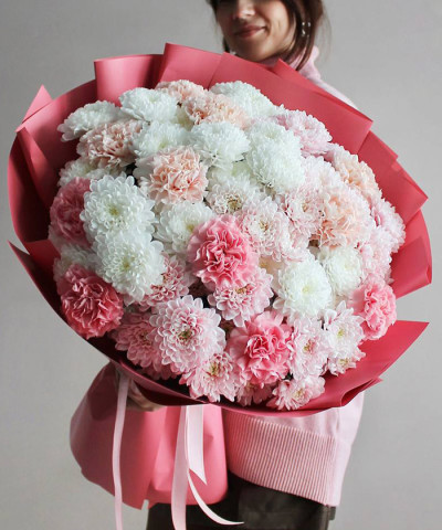 "Клубника со сливками" хризантемы и диантусы в букете №4059