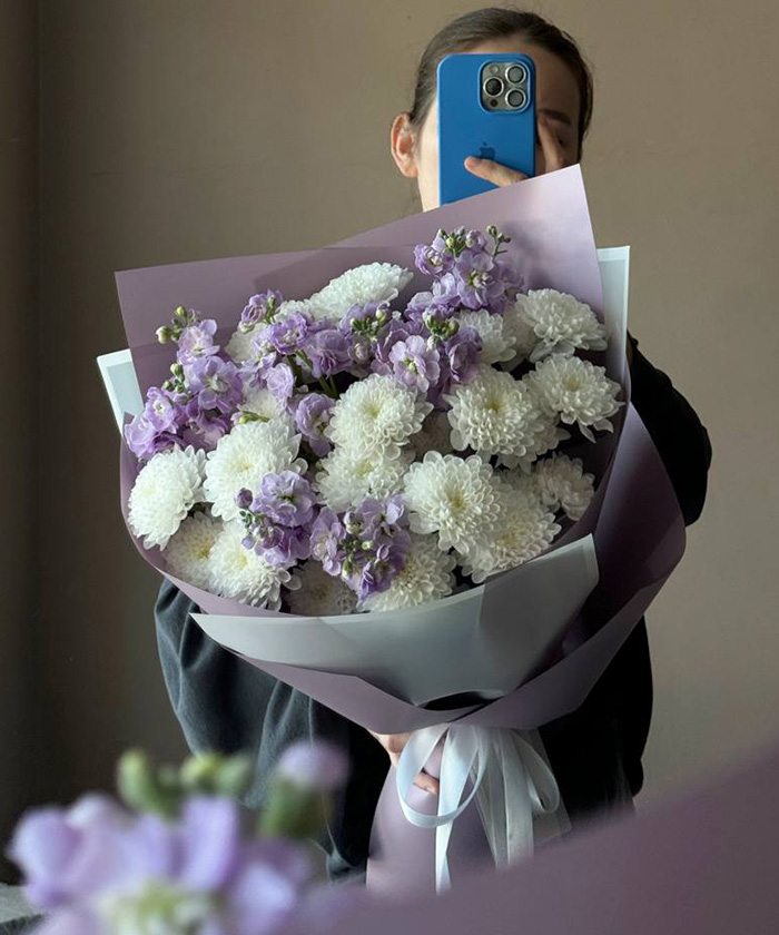 Маттиола и белая хризантема 