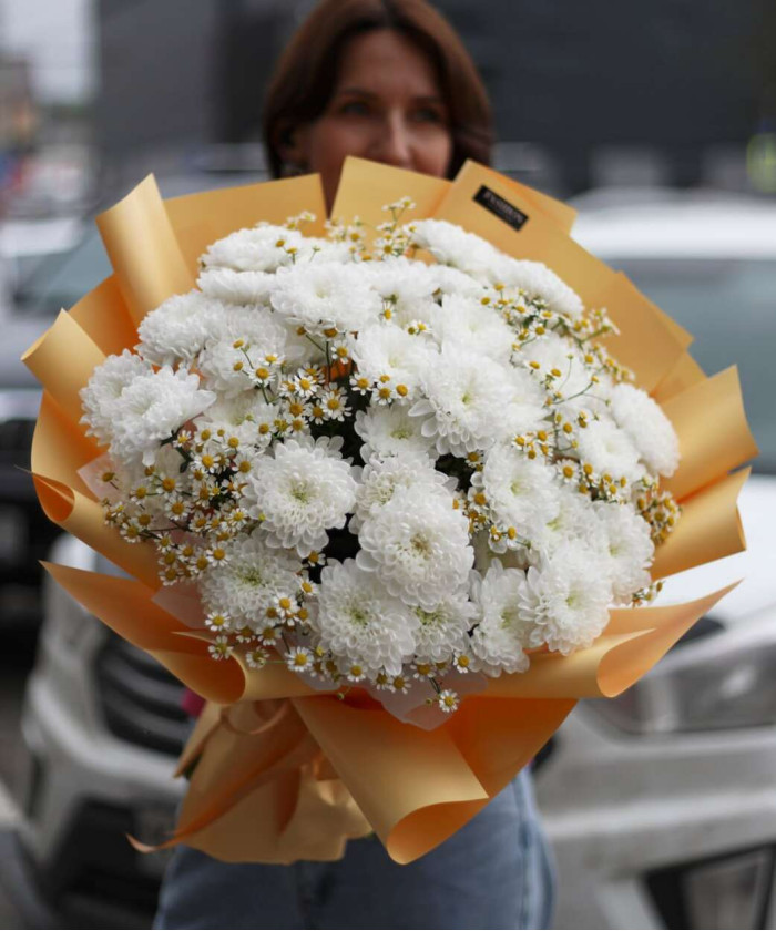 11 Хризантем Алтай и ромашки танацетум в букете 