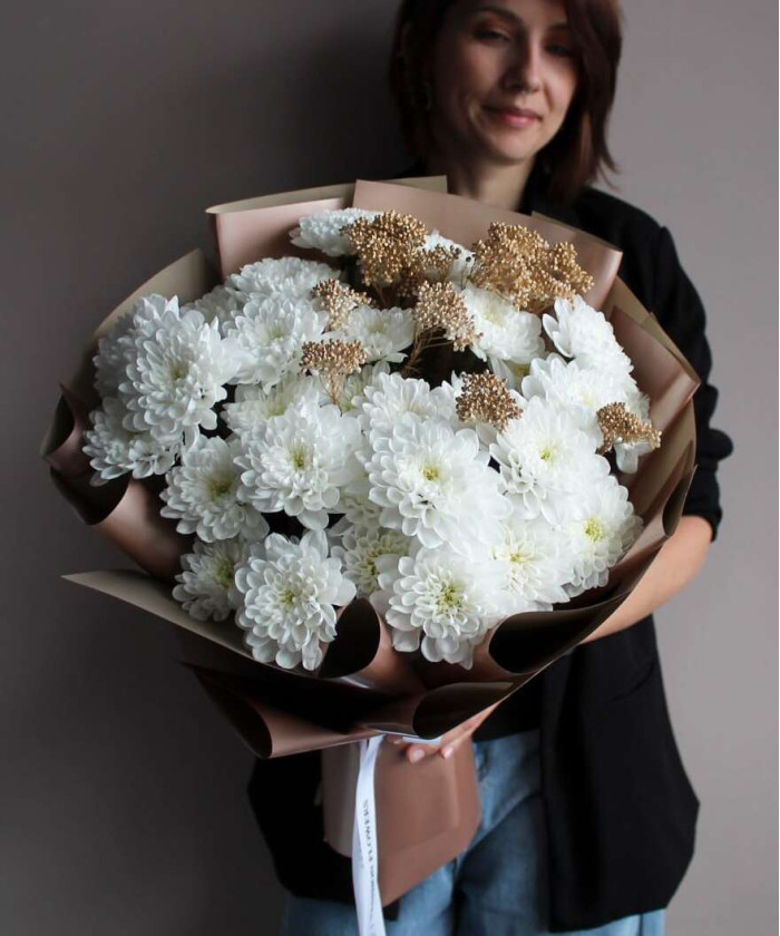 7 белых хризантем Алтай в букете 