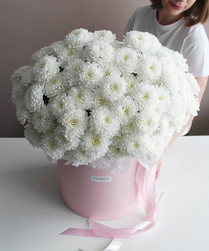 Белые хризантемы Алтай в большой шляпной коробке 