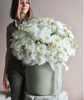 "Ромашковое лето" белая хризантема Алтай и ромашки танацетум в корзине №8760