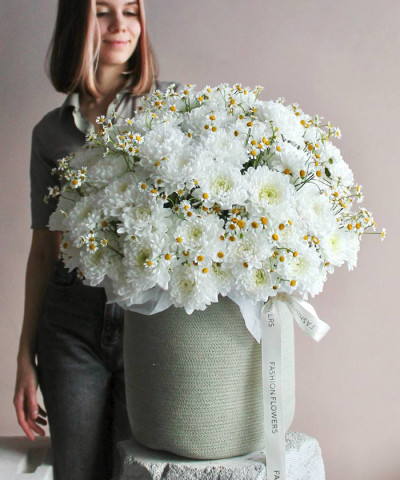 "Ромашковое лето" белая хризантема Алтай и ромашки танацетум в корзине №8760