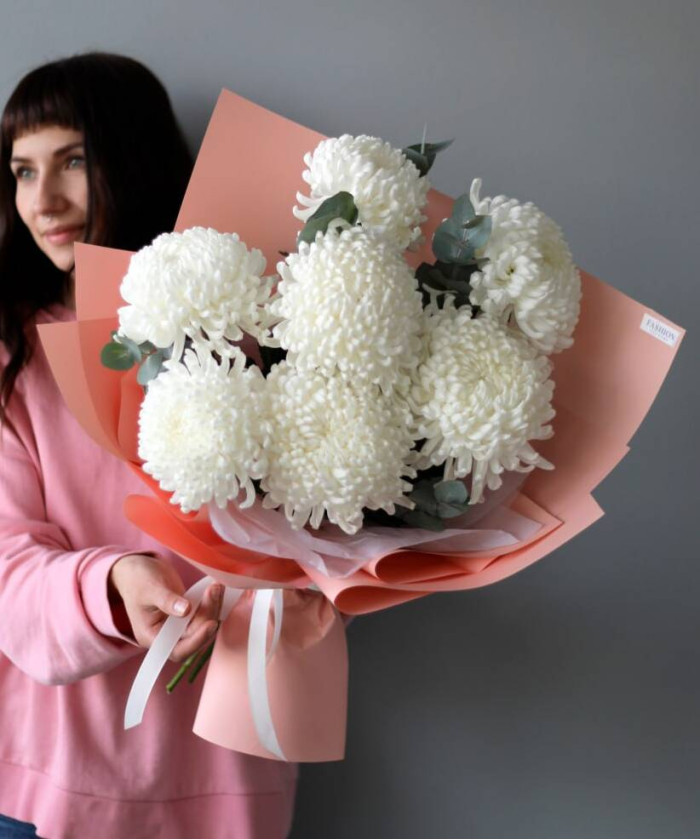 7 белых хризантем Рибонет с эвкалиптом в букете 