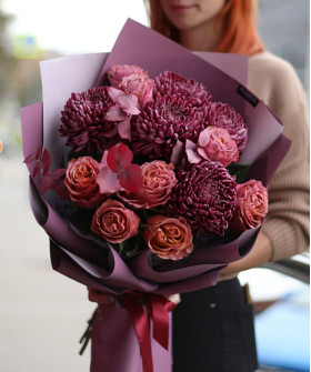 "Бургунди" розы и винные хризантемы Бигуди №4597