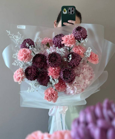 "Малиновый сорбет" букет с хризантемой бигуди и заснеженными веточками №3464
