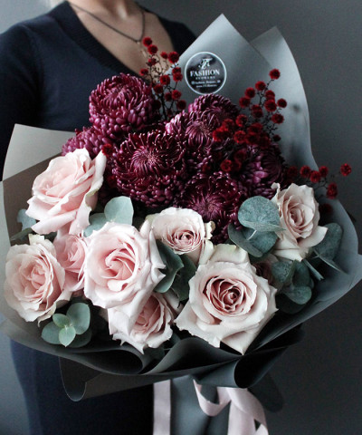 "Парижская ночь" дуо букет из кремовых роз Квиксенд и Бигуди перпл №5434