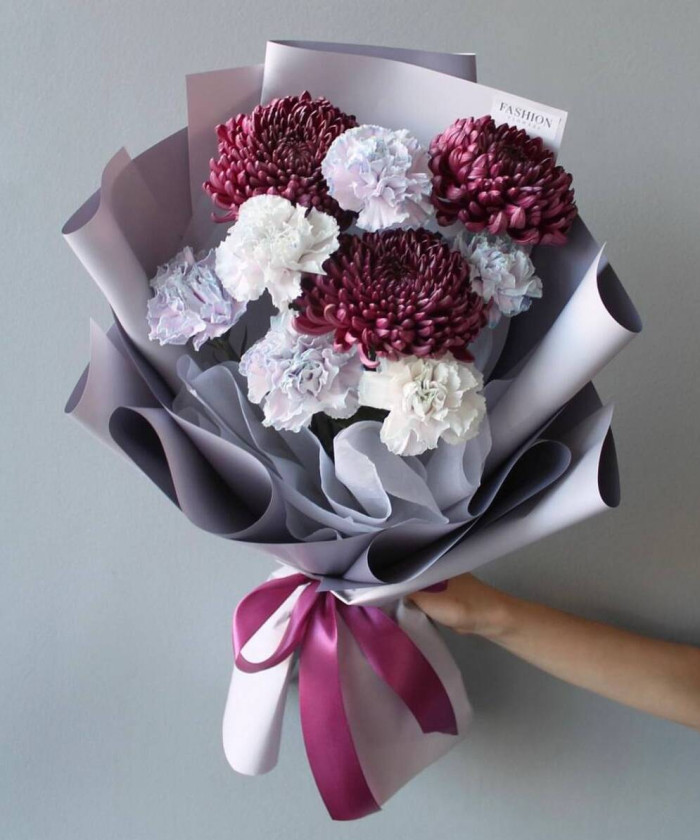 Диантусы и хризантемы Бигуди перпл в букете 