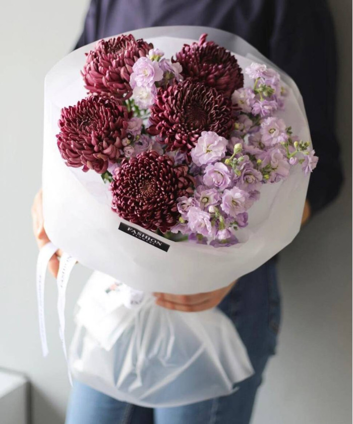 Маттиола и хризантема Бигуди в букете 