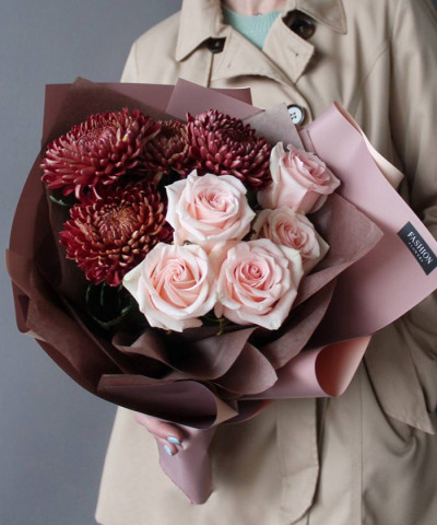 Розы и хризантемы Бигуди рэд в дуо-букете "Очарование" №2030