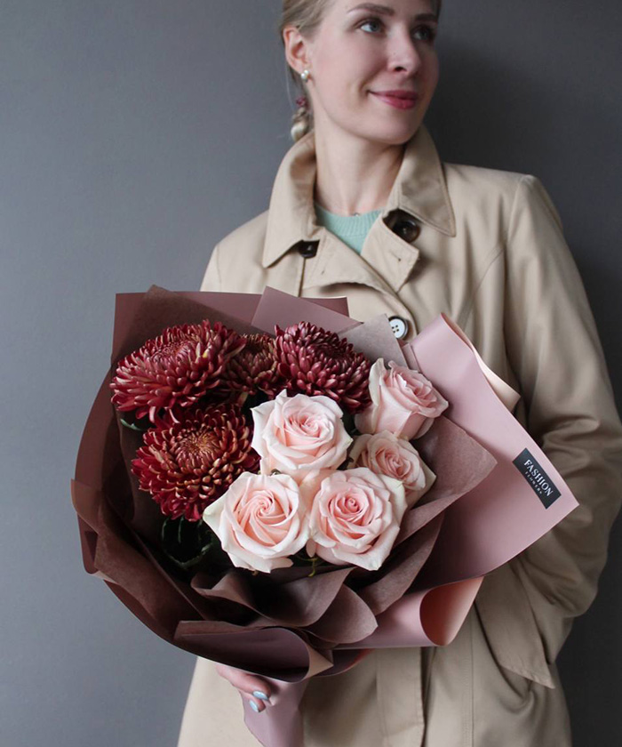 Розы и хризантемы Бигуди рэд в дуо-букете 