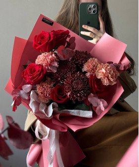 «Вишнёвый вечер» Авторский букет с розами №4543