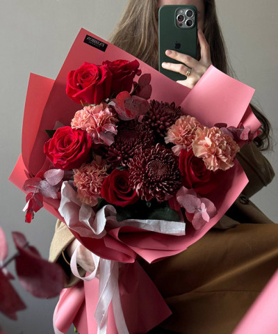 «Вишнёвый вечер» Авторский букет с розами №4543