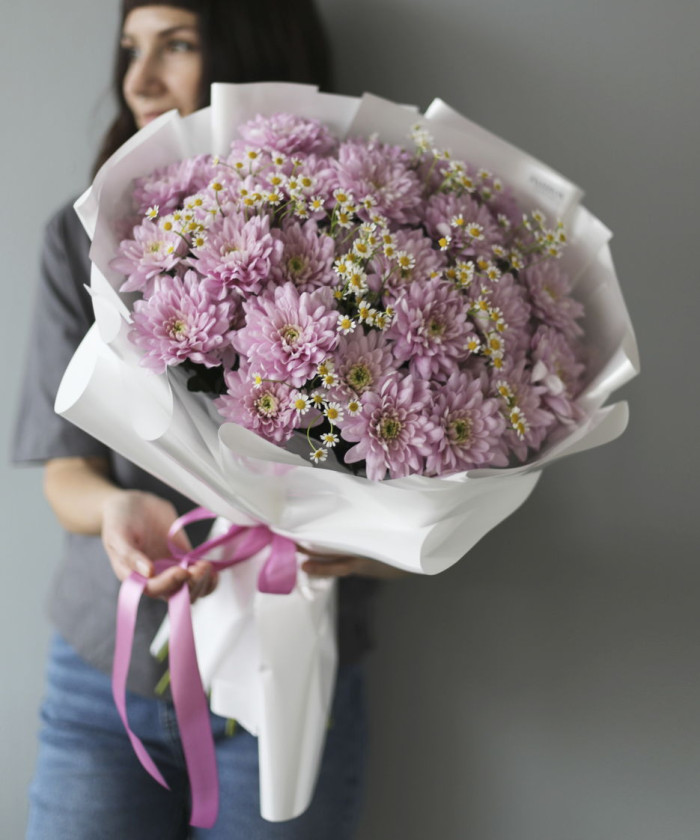 7 розовых хризантем и ромашки в букете 