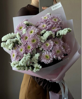"Нежно о главном" букет с розовыми хризантемами №4579