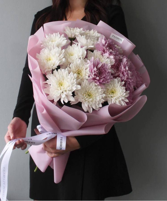 5 розовых и белых хризантема Балтика в букете 