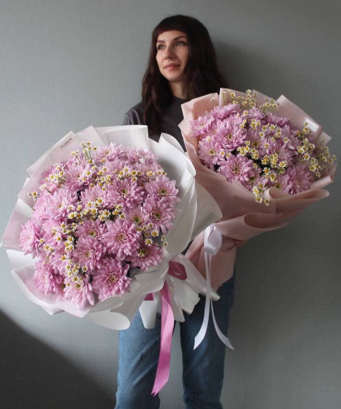 7 розовых хризантем и ромашки в букете 
