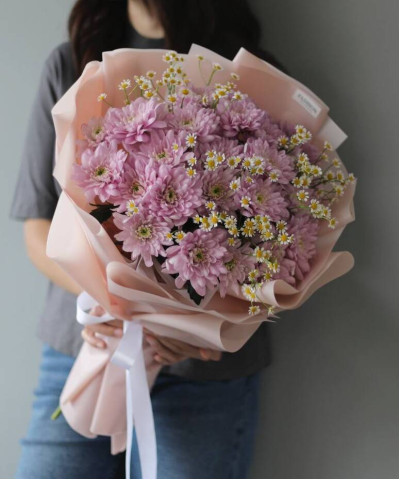 Букет из розовой хризантемы и ромашек в букете "Нежные чувства" №7909