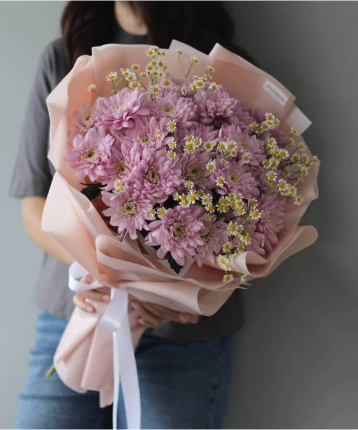 Букет из розовой хризантемы и ромашек в букете 