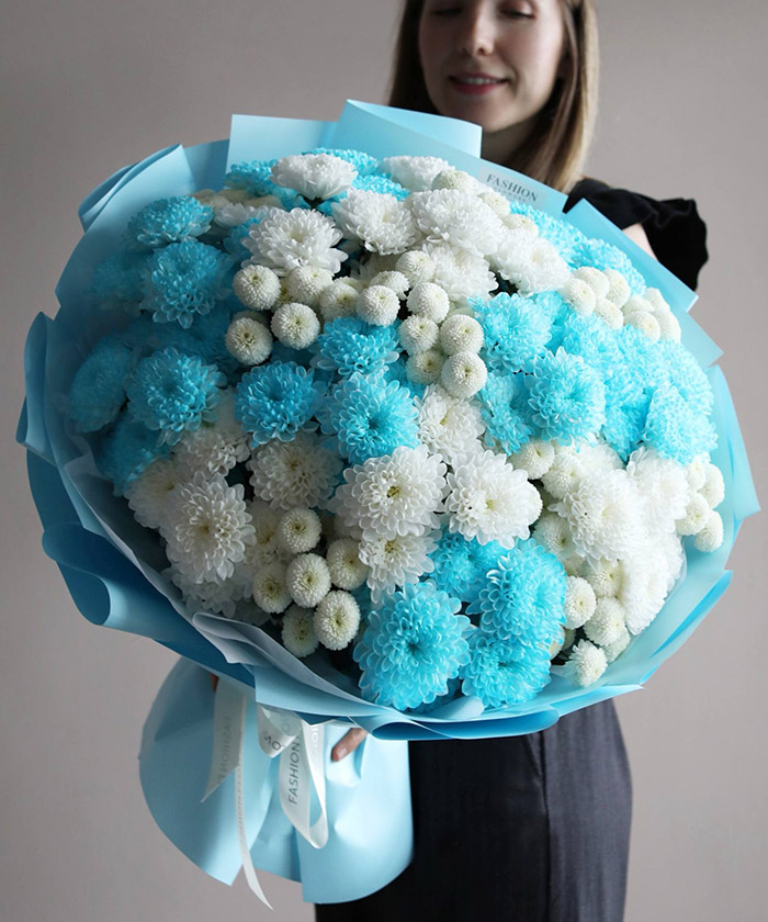 25 бело-голубых хризантем в букете 
