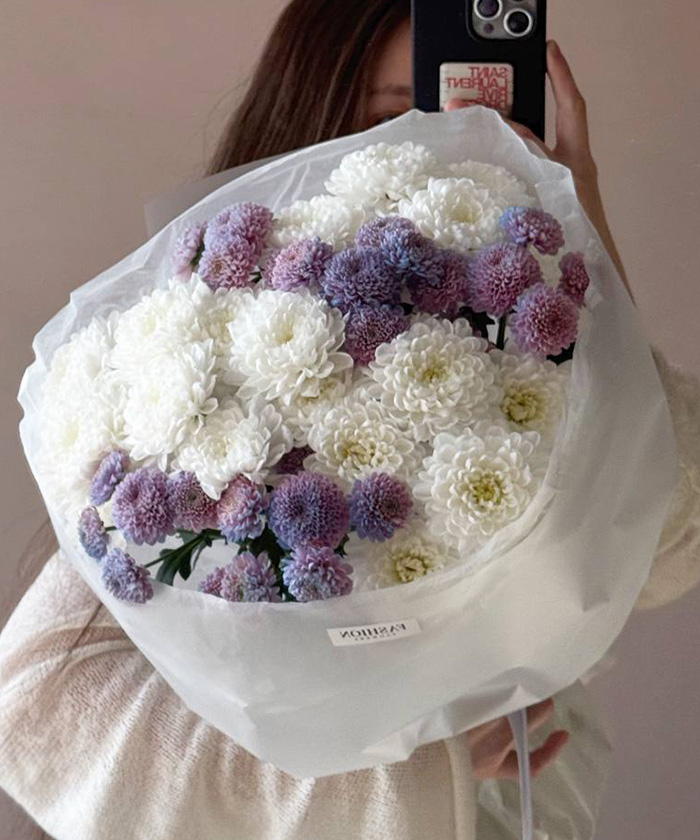 9 белых и розово-голубых хризантем в букете 