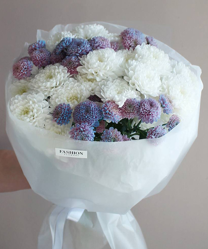9 белых и розово-голубых хризантем в букете 