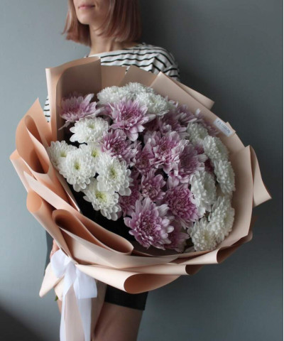 9 бело-розовых хризантем в букете "Клубничный" №2236