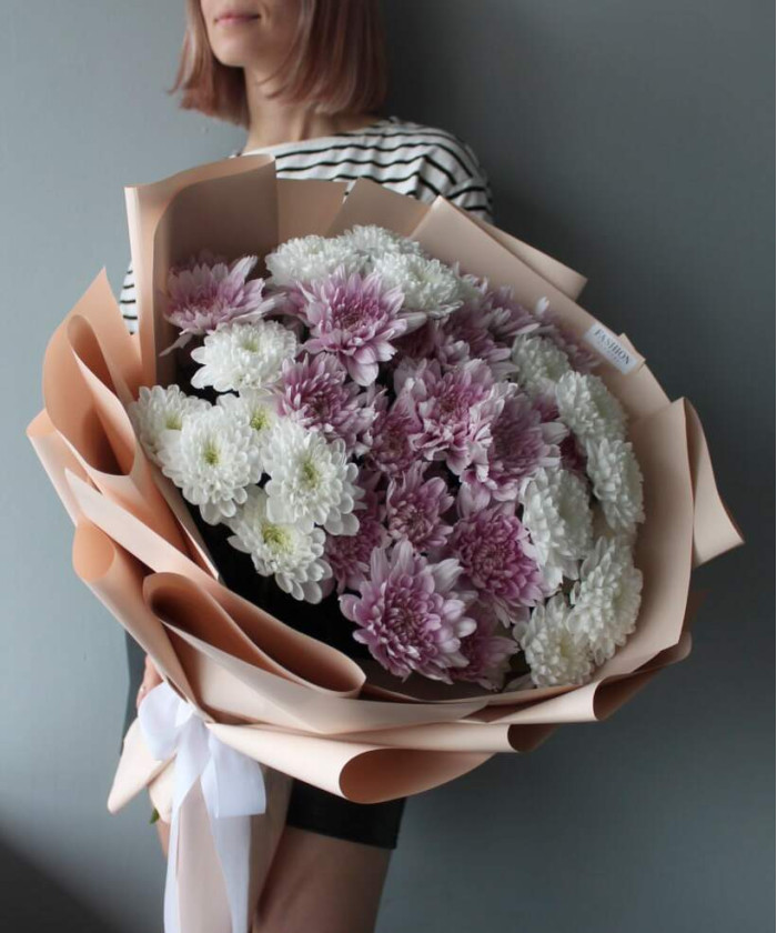 9 бело-розовых хризантем в букете 